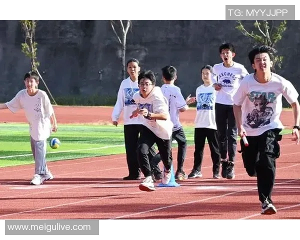 小鹰与足球明星亲密合影展现青春活力与梦想追逐的美好瞬间